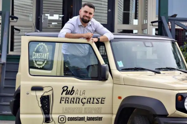 Voiture logotée Constant bar à bière à Lanester