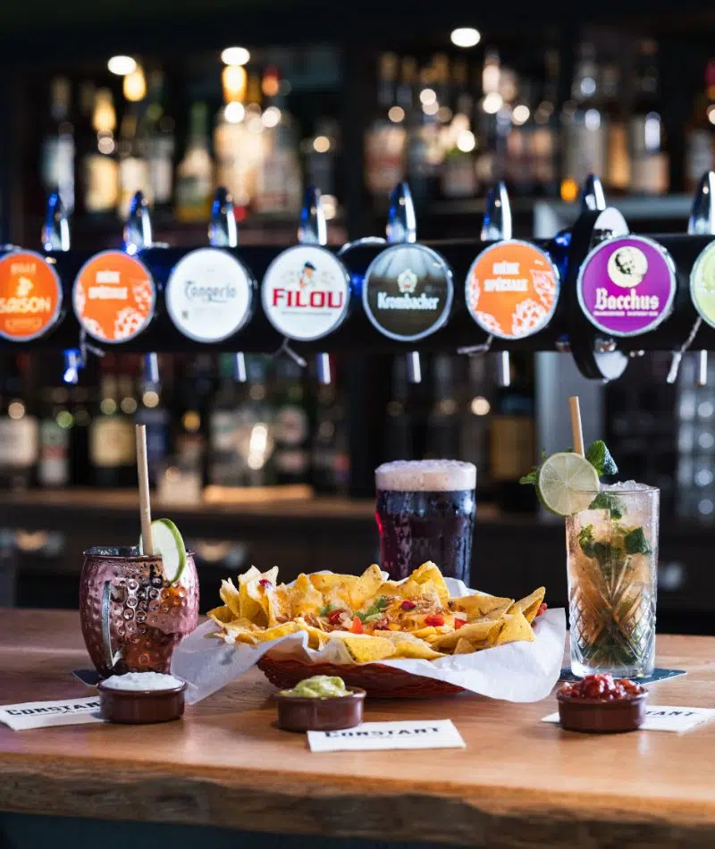 Assiette nachos avec mojito, bière et cocktail