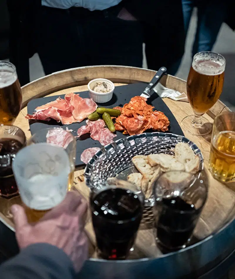 Dégustation d'une planche et de bières par des clients Constant Angers